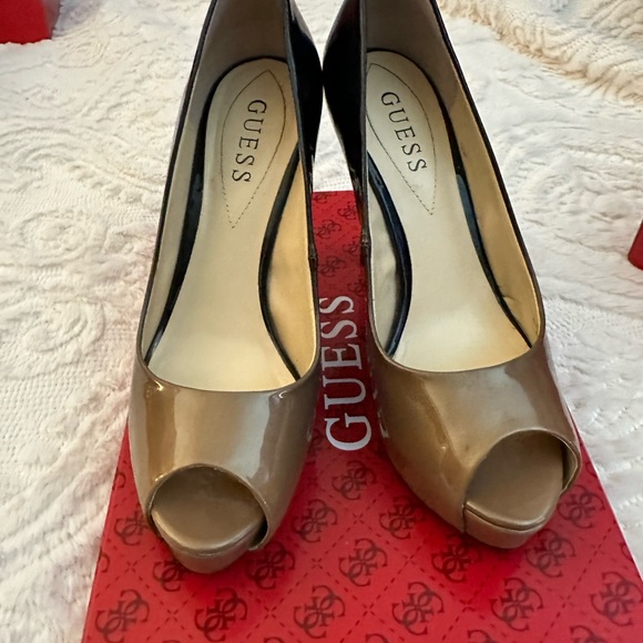 Guess brand tan and black open toed platform shoes - Picture 4 of 6